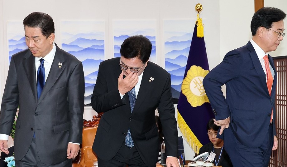 우원식 국회의장이 25일 서울 여의도 국회 의장실에서 여야 원내대표들과 회동에서 인사를 나눈 후 자리로 향하고 있다. 왼쪽부터 더불어민주당 김병기 원내대표, 우 의장, 국민의힘 송언석 원내대표/연합뉴스