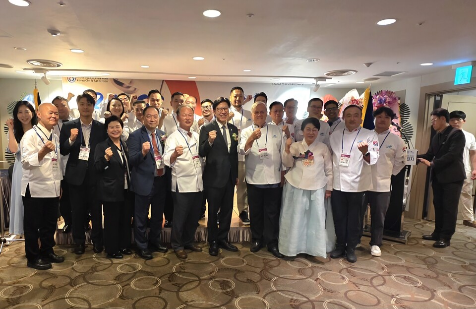 ‘제8회 부산 마리나 셰프 챌린지 2025’ 전야 리셉션 단체 기념 촬영(좌측 네 번째부터 김정학 한국조리사협회중앙회장, 이상신 대회조직위윈장, 박형준 부산시장, Alan Palmer 대회심사위원장). 사진=이승렬 기자