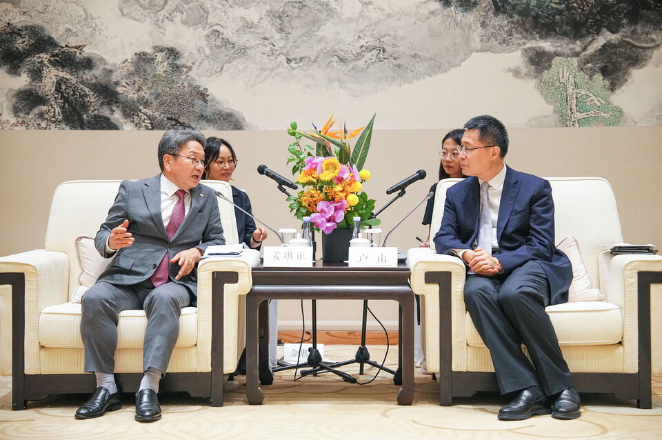 강기정 광주광역시장이 지난 24일 오후 중국 항저우 인터콘티넨탈 호텔에서 루산(卢山) 저장성 부성장과 면담을 갖고 항저우시와 AI 정책 등 교류협력 방안을 논의 하고 있다. /사진=광주광역시