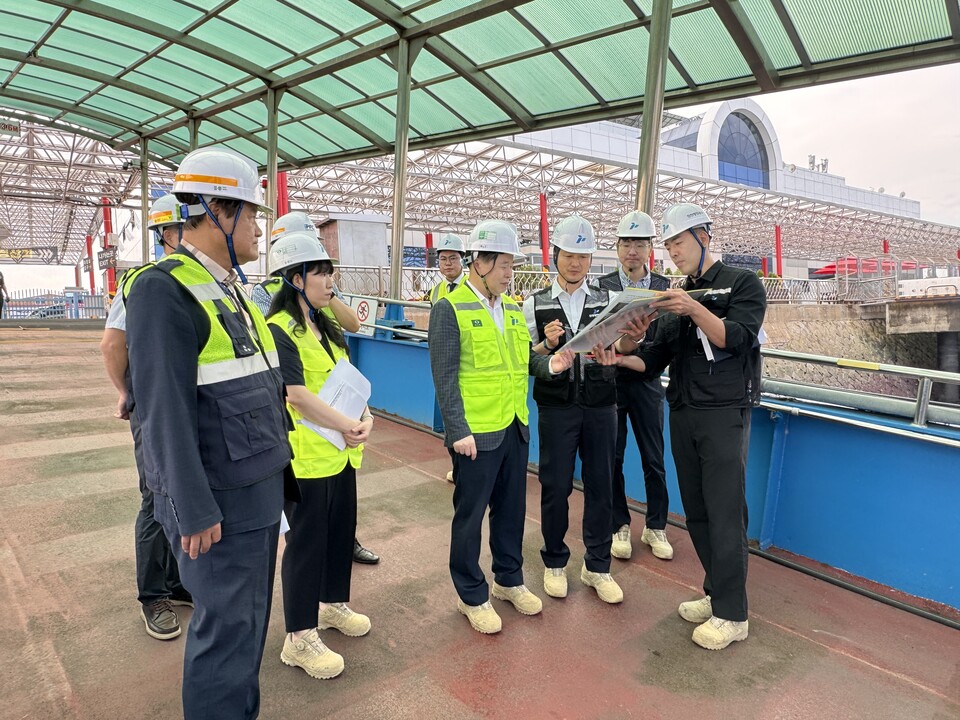 인천항만공사는 25일 인천항 연안여객터미널 이용객의 안전한 귀성길을 위해 기관장 주재 현장안전점검을 실시했다. /사진=인천항만공사