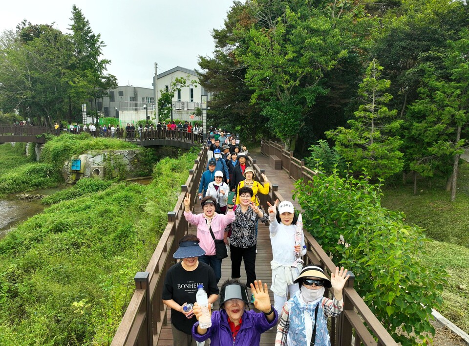 보성군민 함께 걷기 좋은 날 걷기 대회 성황리 개최_‘보성군민 함께 걷기 좋은 날 걷기 대회’에 참여한 군민들이 동윤천 데크길을 함께 걷고 있다. /사진=보성군