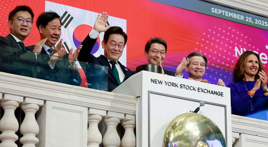 이재명 대통령이 25일(현지시간) 미국 뉴욕 증권거래소에서 개장을 알리는 버튼을 누른 뒤 손을 흔들고 있다. 사진=연합뉴스