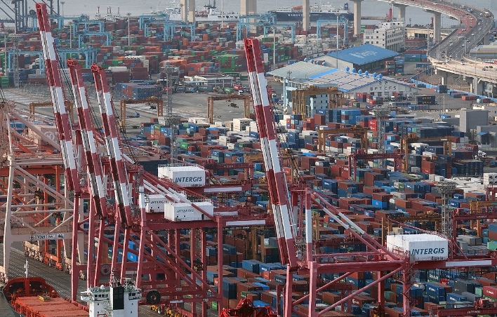 부산항에서 선적을 기다리는 컨테이너. / 연합뉴스