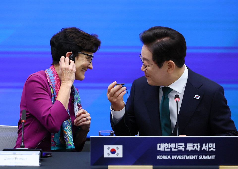 이재명 대통령이 25일(현지시간) 미국 뉴욕 증권거래소에서 열린 한국경제설명회 투자서밋에서 제인 프레이저 씨티그룹 회장으로부터 통역기 사용 설명 방법을 듣고 있다.  사진=연합뉴스