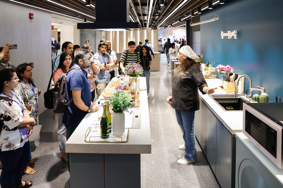 삼성전자가 인도 뭄바이에 위치한 삼성 BKC 플래그십 스토어에서 현지 미디어와 거래선을 대상으로 최신 'AI 홈'의 차별화된 고객 경험을 소개했다. / 삼성전자