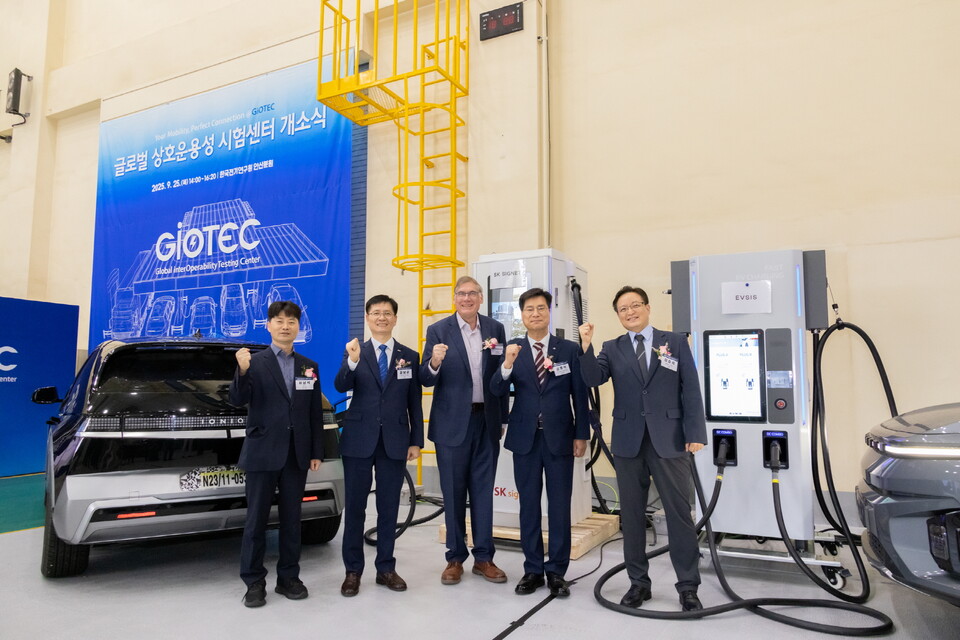 전기연구원과 기업체 관계자들이 ‘글로벌 상호운용성 시험 센터(GiOTEC)’ 개소식에서 기념촬영을 하 고 있다. /한국전기연구원