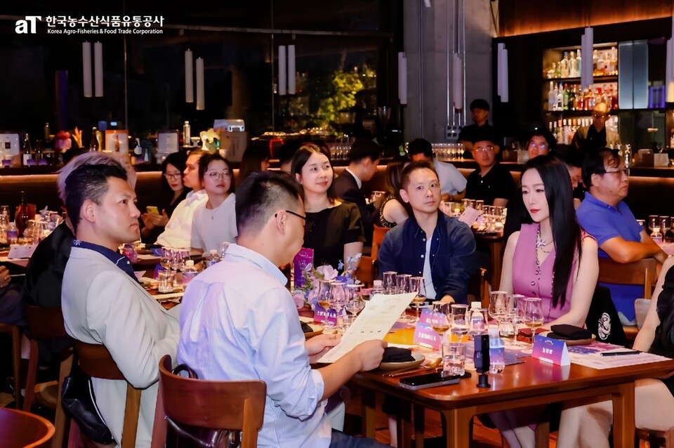 2025 상하이 K-Sool 품평상담회 열띤 상담 현장. /사진=aT