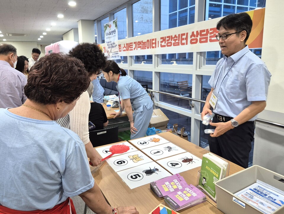 갑을장유병원이 '제18회 치매극복의 날'을 기념해 시민 300여명을 대상으로 건강체험부스를 운영했다. 참가자가 해충잡기 게임을 하고 있다./KBI그룹