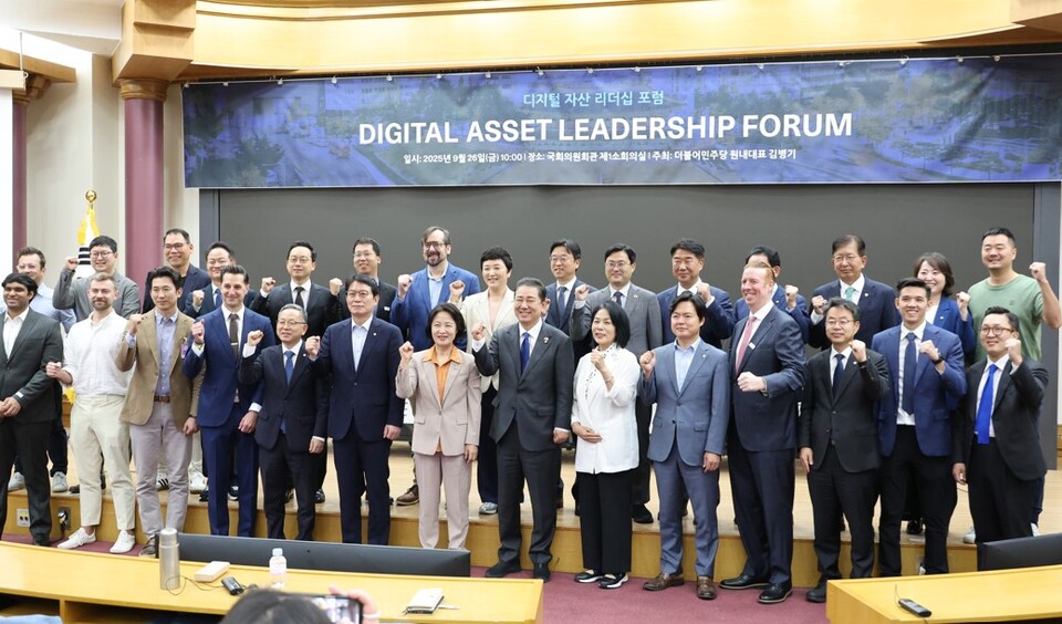 김병기 더불어민주당 원내대표가 26일 서울 여의도 국회에서 열린 에서 참석자들과 기념촬영을 하고 있다. /연합뉴스