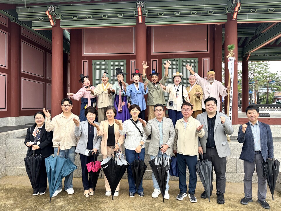 장미영 위원장은 “오늘의 체험은 수원화성의 역사와 아름다움을 다시금 확인하는 뜻깊은 시간이었다”며 “위원회는 앞으로 수원의 소중한 문화유산을 세계적 관광자원으로 발전시키는 데 정책적 지원과 의정활동을 아끼지 않겠다”고 강조했다./ 수원특례시의회 제공