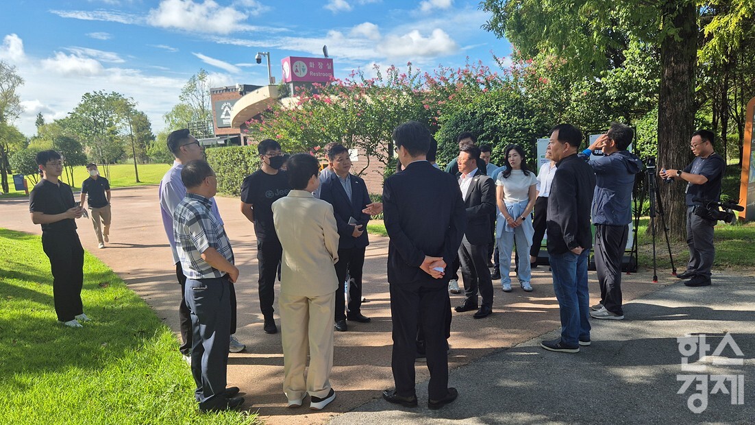 ▲여수MBC순천이전반대범시민대책위원회와 여수시의회 백인숙 의장 등이 26일 협약식이 열린 순천만국가정원 워케이션센터를 방문해 여수MBC 순천 이전 추진에 항의하고 있다. (사진=여수시의회)