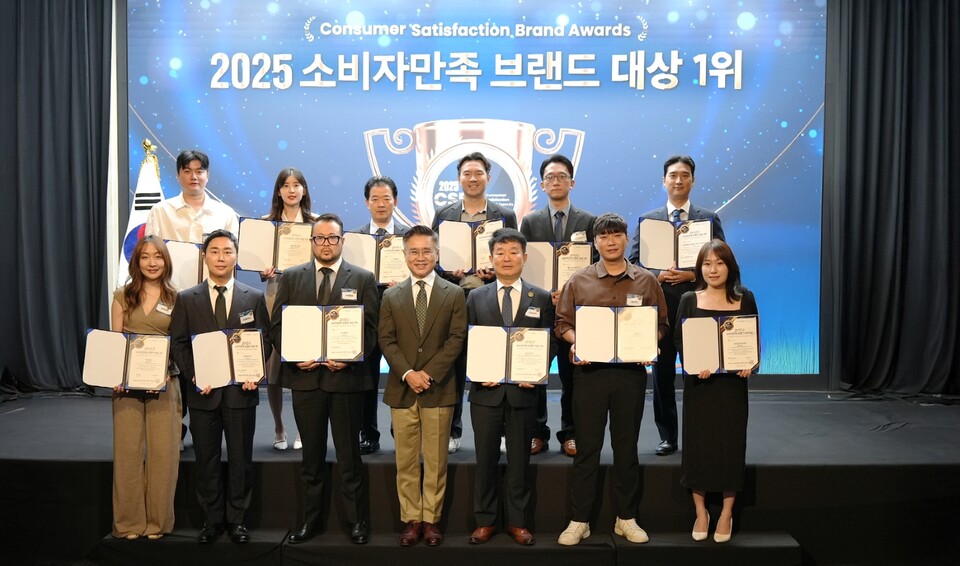 웅진프리드라이프가 ‘2025 소비자만족 브랜드 대상’ 웨딩 서비스 부문 2년 연속 1위를 수상했다./웅진프리드라이프