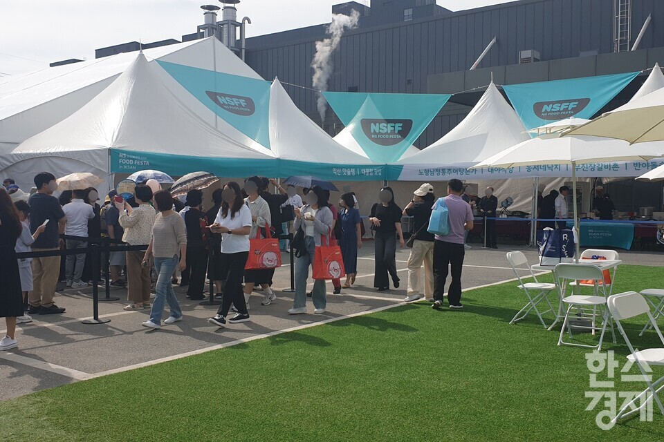 시식 부스에 줄을 선 사람들 / 이현령 기자