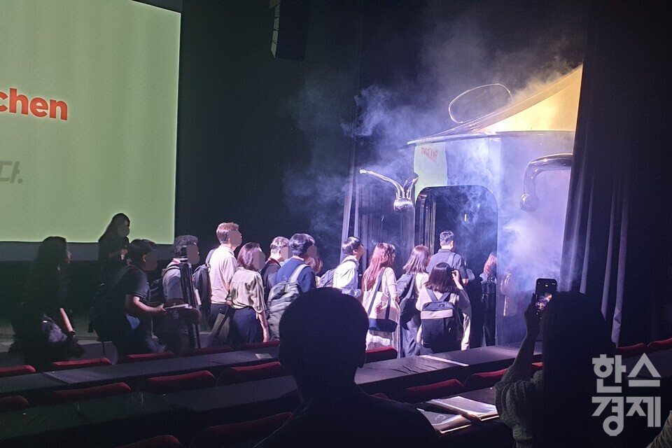 미식투어 프로그램을 위해 솥에 들어가는 모습 / 이현령 기자