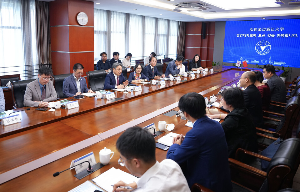 강기정 광주광역시장이 25일(현지시간) 오후 중국의 대표적 인공지능(AI) 기술인재 육성 대학인 저장대를 방문해 마옌밍 총장과 AI 인재육성 등 협력 방안을 논의하고 있다./사진=광주광역시