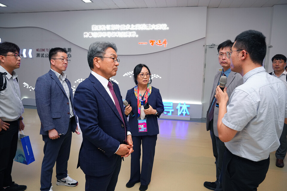 강기정 광주광역시장이 25일(현지시간) 오후 중국 항저우 인공지능컴퓨팅센터를 방문해 센터 관계자로부터 내부 시설을 소개 받고 있다./사진=광주광역시