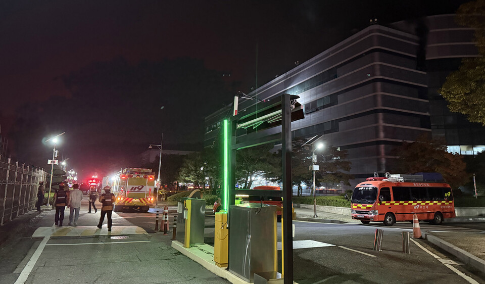 26일 오후 8시 20분께 대전 유성구 화암동 국가정보자원관리원에서 리튬배터리 화재가 발생해 소방당국이 진화 작업을 벌이고 있다./연합뉴스