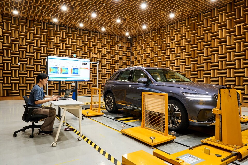 현대차그룹 남양연구소 NVH동 '로드노이즈시험실'에서 'GV70 전동화 모델'의 실내 유입 노면 소음을 측정하는 모습./현대차그룹