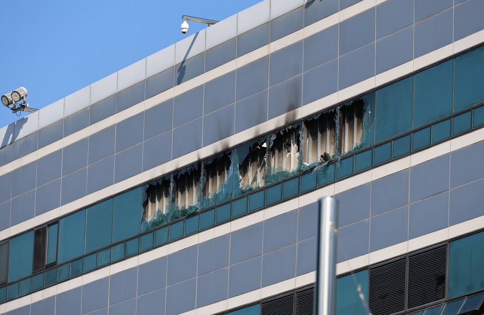 27일 대전 유성구 국가정보자원관리원 5층 전산실 창문이 리튬이온배터리 폭발 화재로 불에 타 있다./연합뉴스 