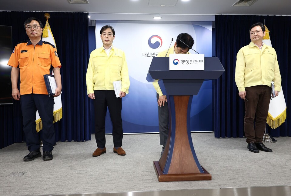 김민재 행정안전부 차관(왼쪽 세번째)이 27일 오전 서울 종로구 정부서울청사에서 열린 국가정보자원관리원 정부 서비스 장애 관련 브리핑에서 인사하고 있다./연합뉴스