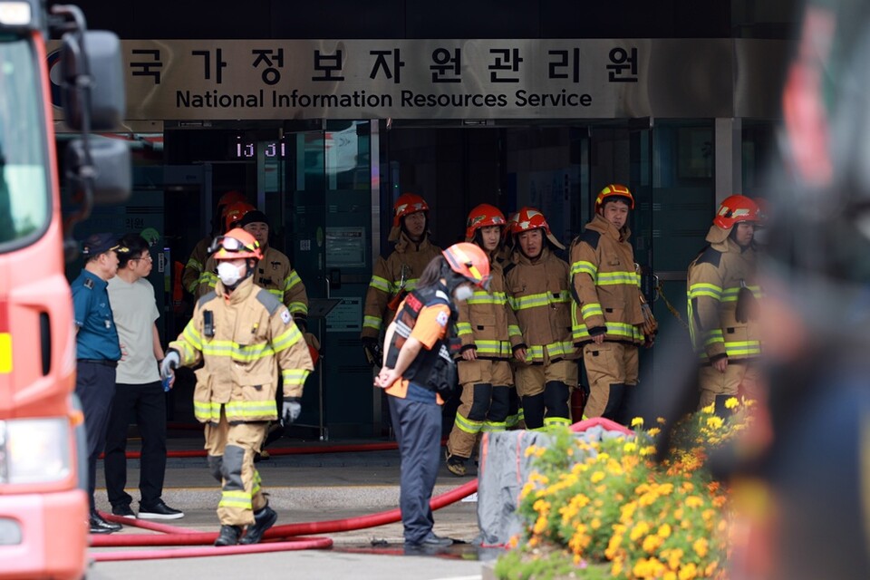  27일 대전 유성구 국가정보자원관리원(국정자원)에서 소방대원이 불에 탄 배터리를 살피고 있다. 사진/연합뉴스