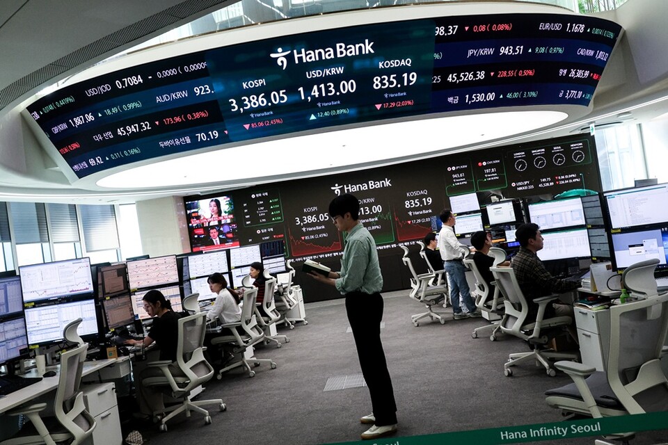 코스피가 급락한 26일 서울 중구 하나은행 딜링룸 현황판에 코스피·코스닥 종가가 표시돼 있다. 사진/연합뉴스