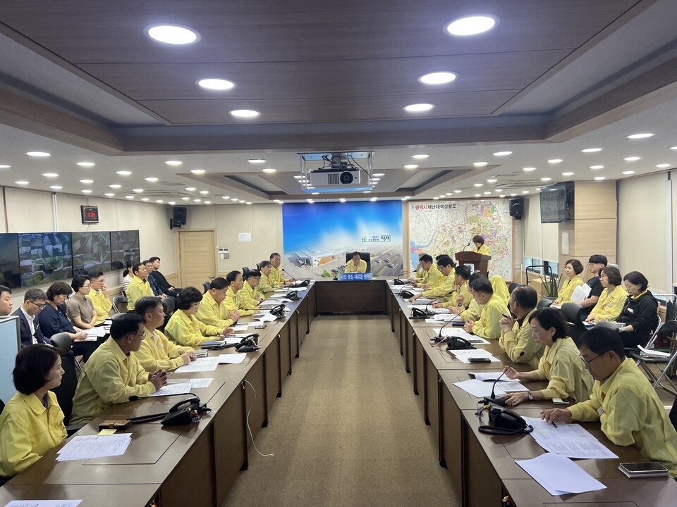 정장선 시장은 “시민의 행정서비스 이용에 공백이 생기지 않도록 전 부서가 긴밀히 움직여야 한다”며 “현장에서 즉시 대체할 수 있는 수단을 적극 마련하고, 불편 상황을 실시간으로 파악해 선제적으로 조치하라”고 지시했다./ 평택시 제공