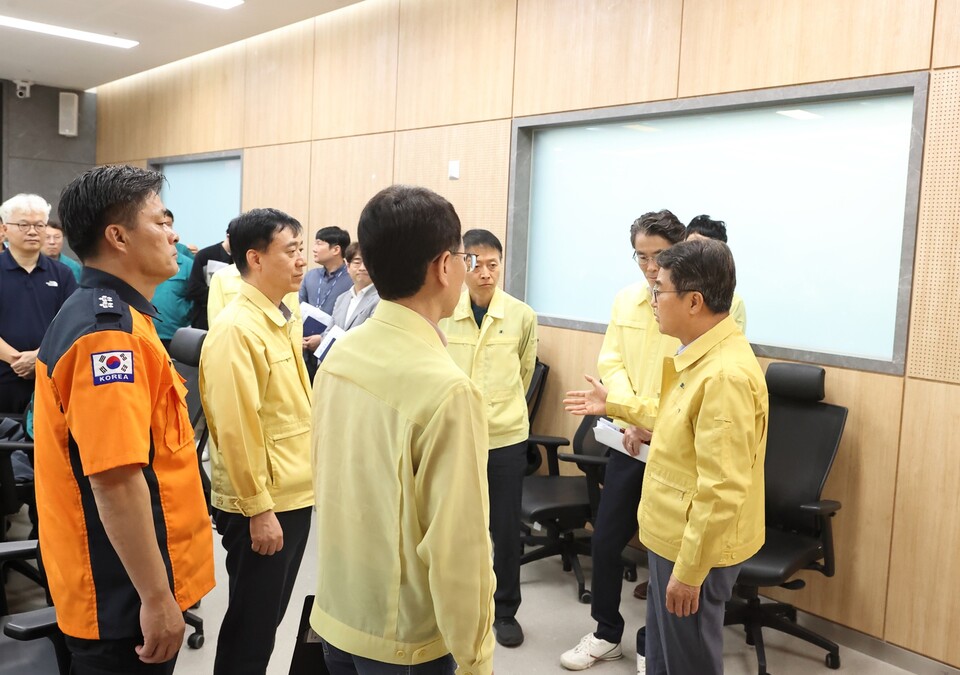 김동연 경기도지사는 28일 오전 경기도청 재난안전대책본부 상황실에서 김성중 행정1부지사, 최용철 소방재난본부장 직무대리, 이종돈 안전관리실장 등 관련 실국장이 참석한 가운데 ‘경기도 정보시스템 긴급조치 상황 점검 회의’를 주재했다./ 경기도 제공