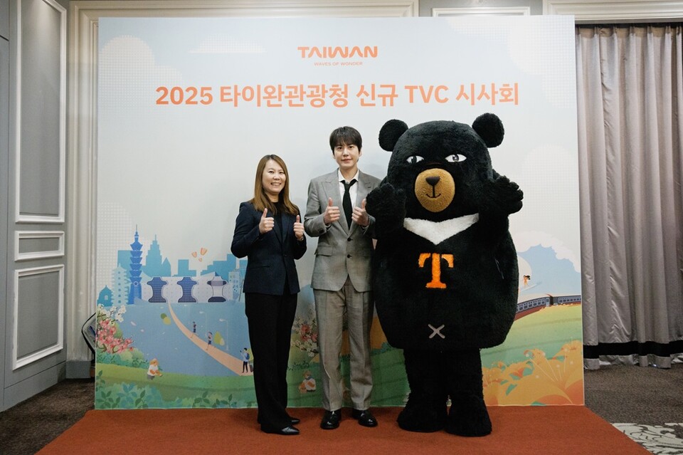 곽생여 서울사무소장(왼쪽부터), 규현 홍보대사, 오숑이 포토월에서 기념 촬영하고 있다. /대만 교통부 관광서 제공