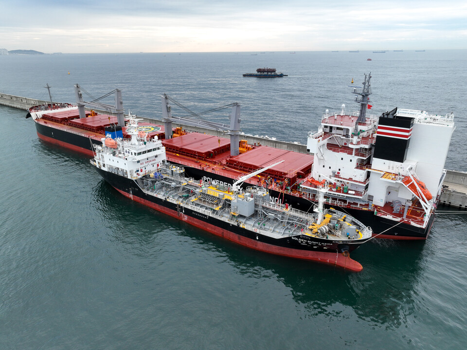 28일 울산신항 남방파제 환적부두에서 메탄올 이중연료 추진 드라이벌크선 ‘그린 퓨처(Green Future)’호에 국내 최초로 선박 간 연료공급 방식의 그린메탄올 벙커링 작업이 진행되고 있다./울산항만공사