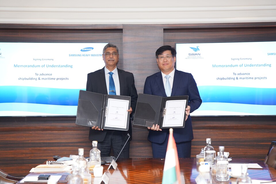 남궁금성 삼성중공업 생산지원본부장(오른쪽)과 비핀 쿠마 삭세나 인도 스완조선소 CEO가 사업 협력 양해각서 체결 후 기념 촬영을 하고 있다./삼성중공업