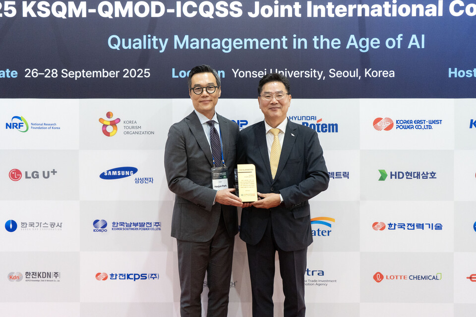 지난 27일 조규출 현대로템 품질본부장(상무·오른쪽)이 ‘2025 지속가능경영품질대상’을 수상한 후 박희준 한국품질경영학회장과 기념 촬영을 하고 있다./현대로템