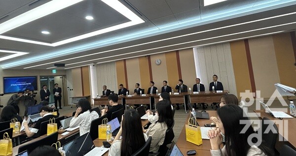 임종룡 우리금융 회장(왼쪽)을 비롯해 정진완 우리은행장 등 7개 우리금융 계열사 대표가 자리하고 있다. /이성노 기자 