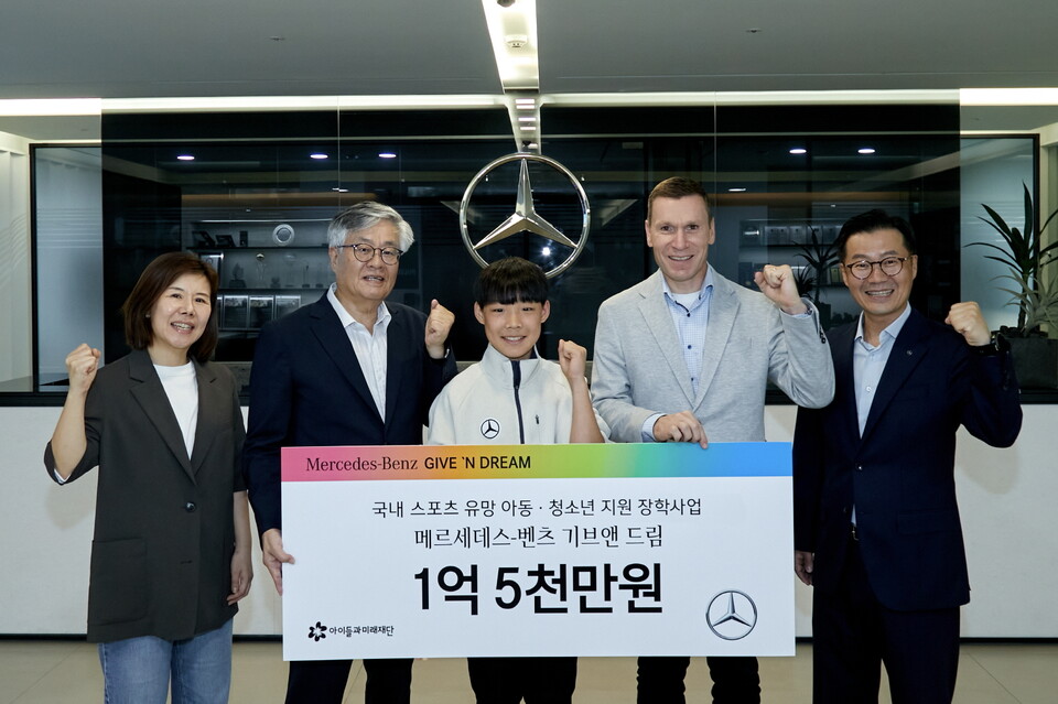 (왼쪽부터) 이은정 메르세데스-벤츠 사회공헌위원회 위원, 김효승 아이들과미래재단 상임이사, 이윤호 기브앤 드림 대표 장학생, 마티아스 바이틀 메르세데스-벤츠 사회공헌위원회 의장, 이상국 위원이 촬영하는 모습./메르세데스-벤츠 코리아