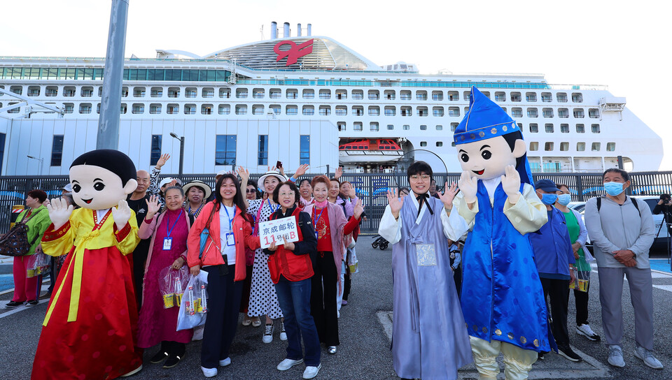 중국인 단체관광객 무비자 입국 첫날인 29일 오전 인천 연수구 인천항 국제크루즈터미널에 중국인 단체 크루즈관광객들이 입국하고 있다. /연합뉴스
