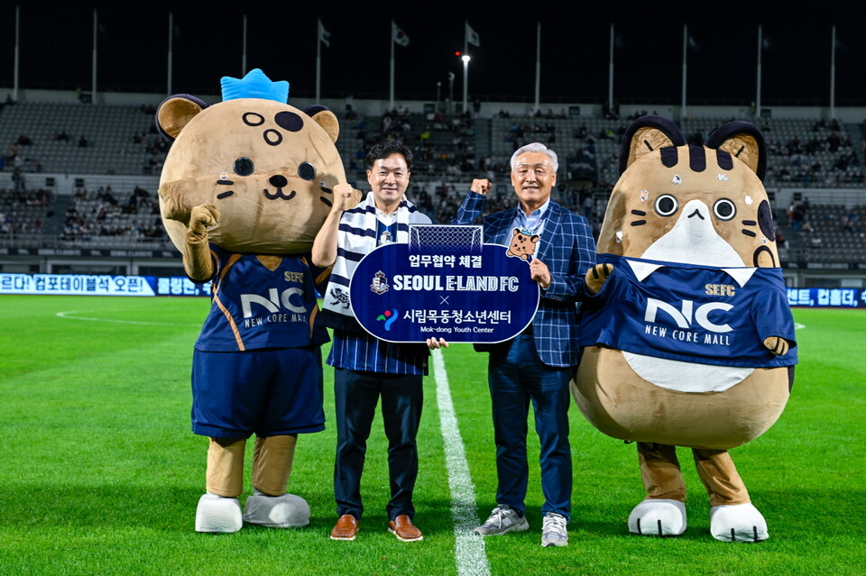 시립목동청소년센터 김성만 관장과 서울 이랜드FC 김병권 대표이사(오른쪽). /서울 이랜드 제공