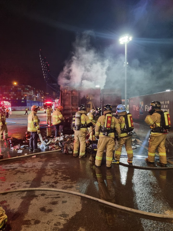 부산소방재난본부, 28일 새벽 부산 신항에 긴급 입항한 5만2천 톤급 컨테이너 운반선 화재 진압 모습. 사진=부산소방본부