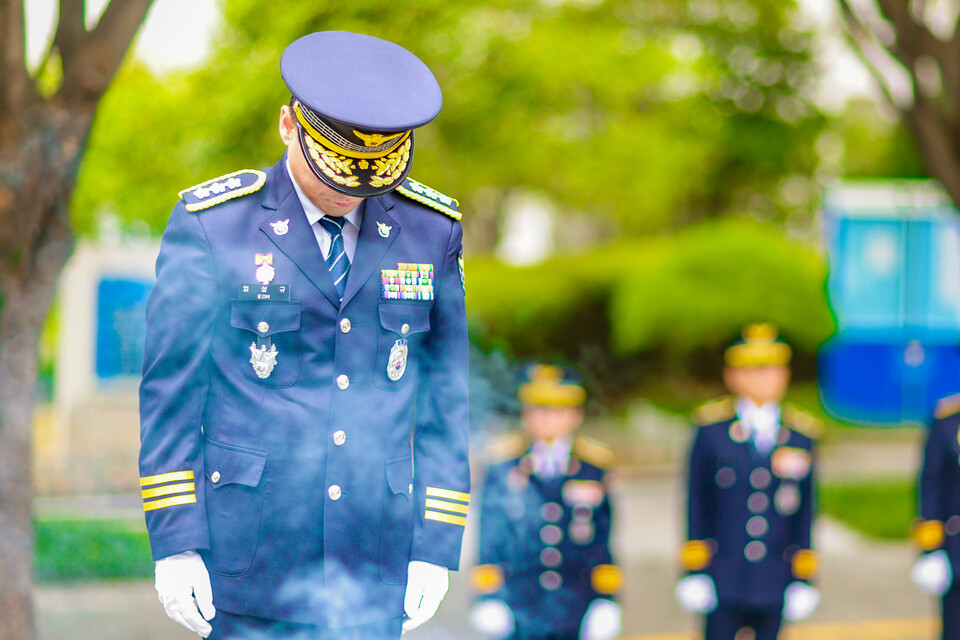 엄성규 부산경찰청장 직무대리가 29일 취임식을 갖고, 순국·순직 경찰관 추모 참배로 첫 공식 일정을 시작했다. 사진=부산경찰청