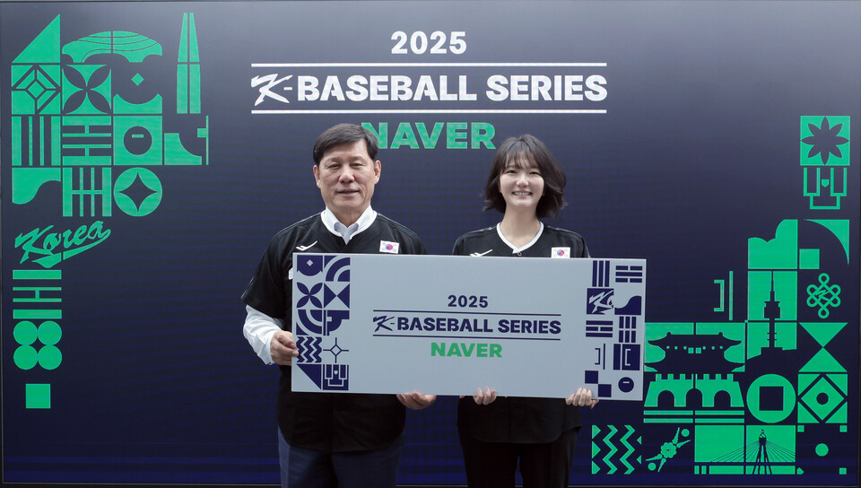 허구연 KBO 총재(왼쪽)와 최수연 네이버 대표./네이버