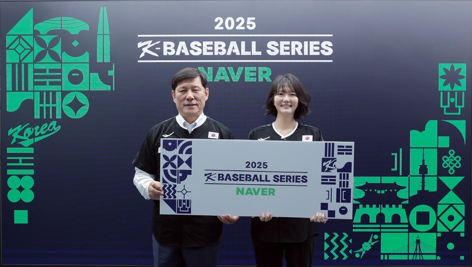 허구연 KBO 총재(왼쪽), 최수연 네이버 대표. /KBO 제공