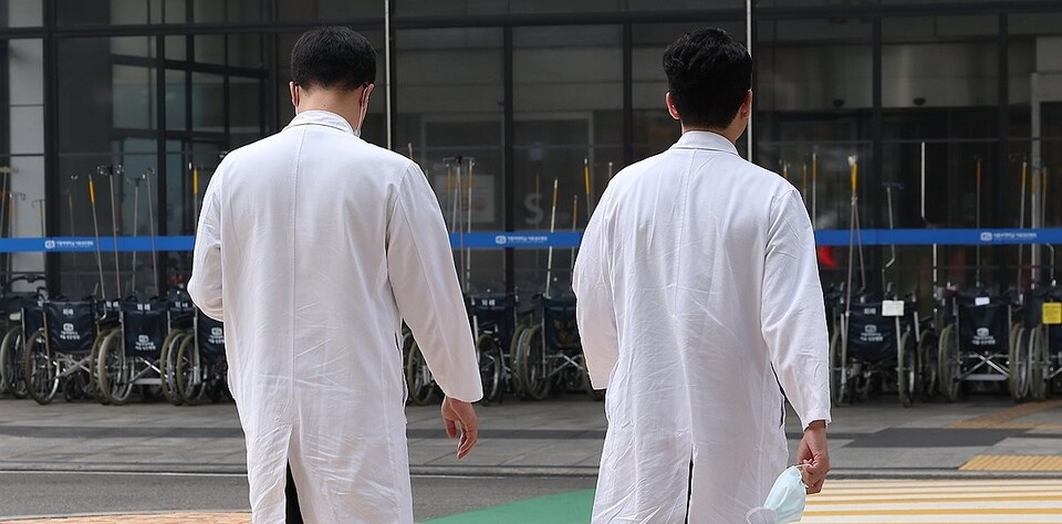 의료진이 이동하고 있는 모습./연합뉴스