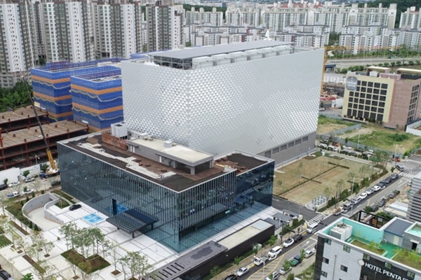 태양광발전·연료전지 등 신재생에너지와 외부공기를 이용하는 에너지절감형 공조시스템, 최신 고효율 자재를 도입하는 등 글로벌 수준의 친환경 기술이 적용된 KB국민은행  'KB 통합IT센터' 전경. /KB국민은행 
