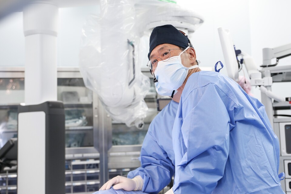 배재현 고려대안산병원 비뇨의학과 교수가 방광질루 공기주입 라이브 수술을 진행하고 있다./고려대학교 안산병원 제공