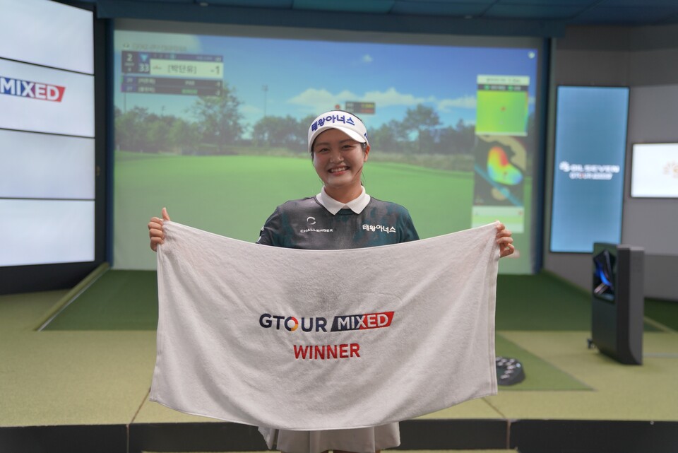 지난 29일 대전 골프존조이마루에서 열린 ‘2025 S-OIL SEVEN GTOUR MIXED’ 3차 대회 우승자 홍현지가 위너 타월을 들고 기념사진을 촬영하고 있다. /골프존 제공
