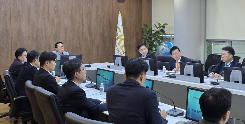 GKL이 전산실 긴급 안전 점검 회의를 하고 있다. /그랜드코리아레저 제공