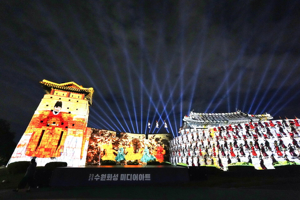 수원특례시(시장 이재준)는 추석을 포함한 10월 황금연휴 기간 동안 시민과 귀성객들이 풍성한 문화와 여가를 즐기고 알뜰한 소비 혜택을 누릴 수 있도록 다채로운 프로그램과 지원책을 마련했다고 30일 밝혔다./ 수원특례시 제공