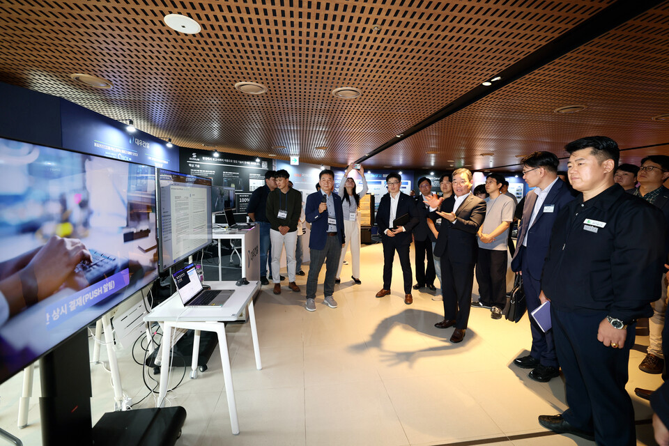 김보현 대우건설 사장이 지난 30일 개최된 ‘2025 스마트건설 포럼’ 전시장에 마련된 대우건설의 바로답AI 부스를 둘러보고 있다./대우건설