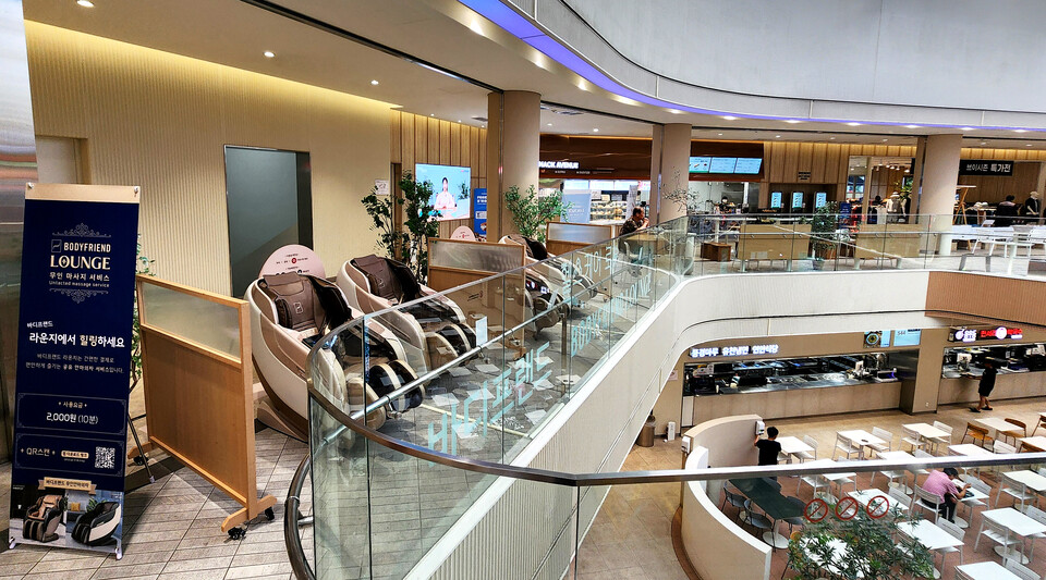 안산휴게소에 설치된 바디프랜드 공유안마의자 라운지./바디프랜드