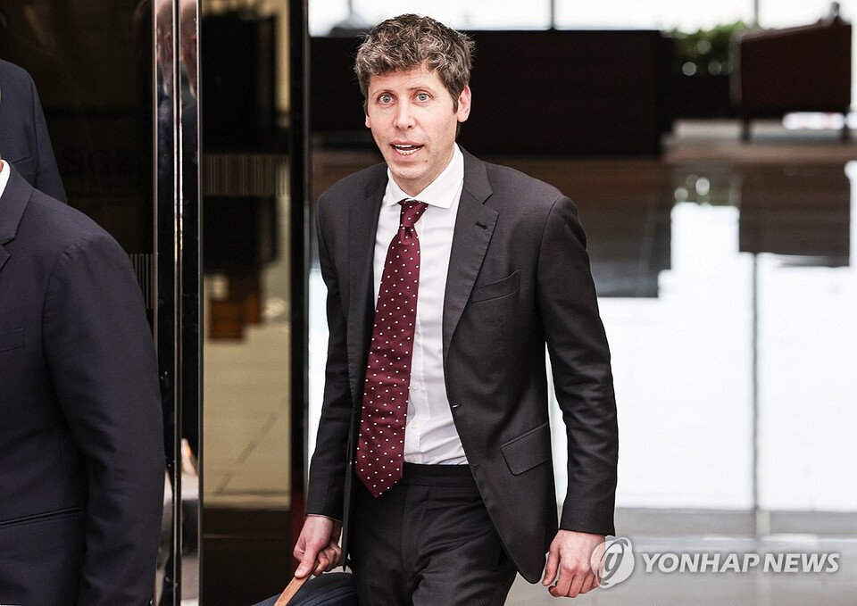 챗GPT 개발업체인 오픈AI의 샘 올트먼 최고경영자(CEO)가 1일 서울 강서구 서울김포비즈니스항공센터(SGBAC)를 통해 방한하고 있다. / 연합뉴스