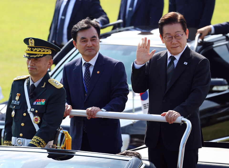 이재명 대통령이 1일 충남 계룡대 대연병장에서 열린 건군 77주년 국군의 날 기념행사에서 열병차량에 탑승해 사열하고 있다. 사진=연합뉴스